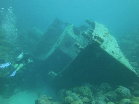 Aproximando-se de mais um barco afundado no litoral sul de Bermuda